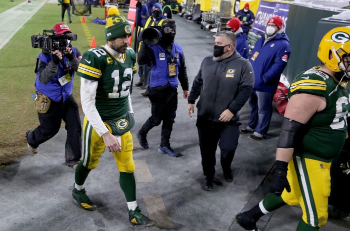 Aaron Rodgers Walk LR © Mike De Sisti  The Milwaukee Jo via Imagn Content Services, LLC