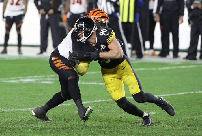 15 de noviembre de 2020 Pittsburgh, Pensilvania, EE. UU.;  Quentin España (izquierda), delantero de los Cincinnati Bengals, se encuentra en la racha cuerpo a cuerpo contra los Pittsburgh Steelers, TJ Watt (90) durante el tercer cuarto en el Heinz Field.  Los Steelers ganaron 36-10