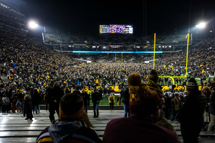 A Spring College Football Season? Bring A Blanket To Kinnick - Sports ...