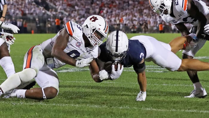 Auburn LB Zakoby McClain makes head-to-head contact with Penn State WR Parker Washington