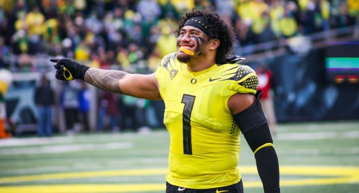 Oregon linebacker Noah Sewell returns to Eugene as the face of the Ducks' defense in 2022.