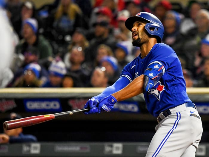 24.09.2021;  Minneapolis, Minnesota, USA;  Toronto Blue Jays Infielder Marcus Semien (10) nimmt im Target Field Kontakt mit den Minnesota Twins auf.