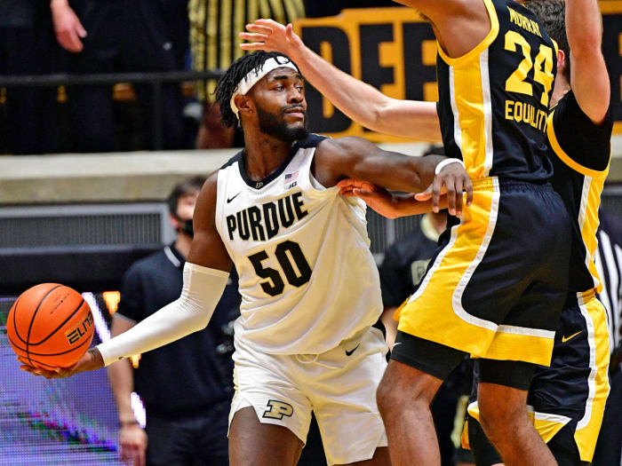 Purdue Center Trevion Williams scheint zu bestehen