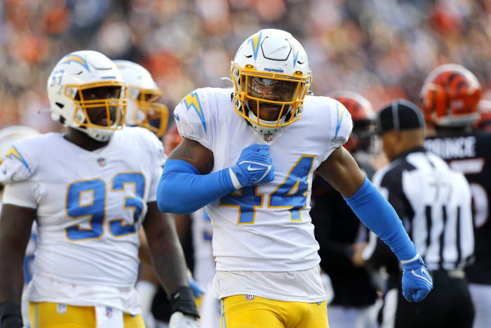 5 de diciembre de 2021;  Cincinnati, Ohio, Estados Unidos;  Los Angeles Chargers celebraron al apoyador externo Keizer White (44) al abordar una derrota durante el segundo cuarto contra los Cincinnati Bengals en el Paul Brown Stadium.