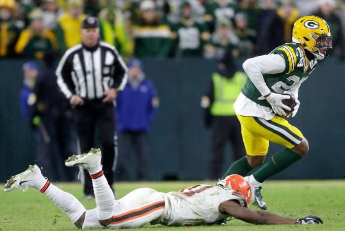 El esquinero de los Green Bay Packers, Rasul Douglas (29), intercepta un pase tardío del último cuarto destinado al receptor abierto de los Cleveland Browns, Donovan Peoples-Jones (11), durante el partido de fútbol del sábado 25 de diciembre de 2021 en el estadio Lambeau de Green Bay, Wes.