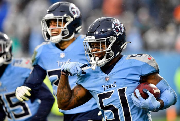 El mediocampista de los Tennessee Titans, David Long Jr., celebra su intercepción durante el último cuarto en el Estadio Nissan el domingo 2 de enero de 2022 en Nashville, Tennessee.