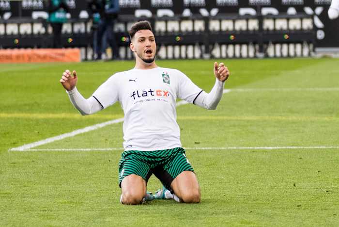 Photo de Ramy Bensbini lors d'un match de Bundesliga contre le Borussia Moenchengladbach