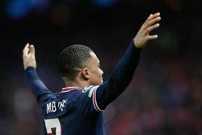 Kylian Mbappé celebró levantando los brazos tras marcar con el Paris Saint-Germain contra el Real Madrid en febrero de 2022