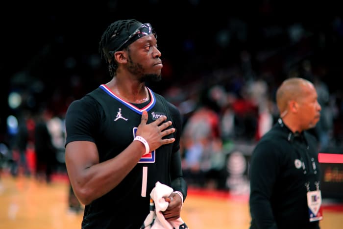 Reggie Jackson Giving LA Clippers Fans Peanut Butter & Jelly Bites ...