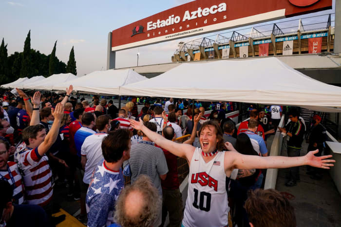 Penggemar AS di Estadio Azteca di Meksiko