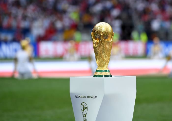 La Coupe du Monde de la FIFA est photographiée avant la finale 2018