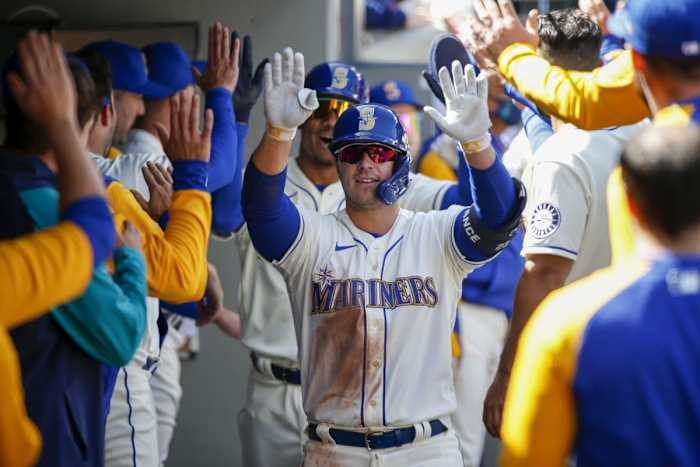 17 avril 2022 ;  Seattle, Washington, États-Unis ;  Le joueur de premier but des Seattle Mariners, Ty France (23 ans), célèbre dans la pirogue après un coup à domicile de trois matchs contre les Astros de Houston lors de la quatrième manche au T-Mobile Park.  Crédit obligatoire : Joe Nicholson-USA TODAY Sports