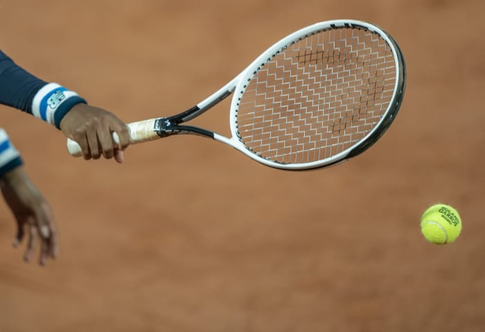 27 septembrie 2020;  Paris, Franta;  Corey Gough (SUA) ajunge la minge înainte de serviciul ei în timpul meciului împotriva Johannei Konta (GBR) de la St Roland Garros.  Credit obligatoriu: Susan Mullen-USA TODAY Sports