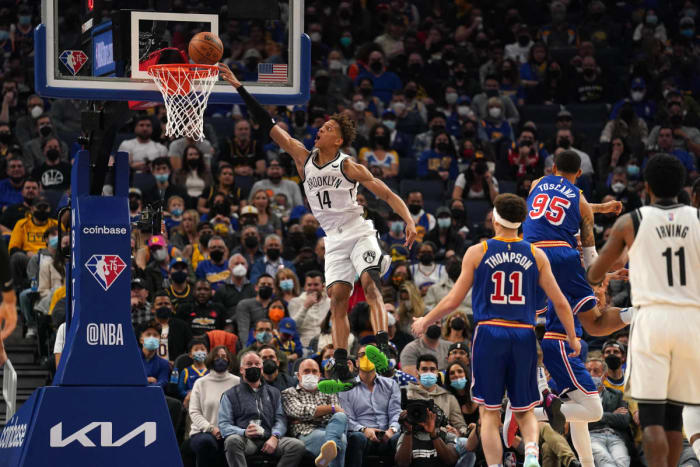 L'attaquant des Brooklyn Nets Kessler Edwards (14 ans) rate une tentative de dunk contre les Golden State Warriors au deuxième quart au Chase Center.