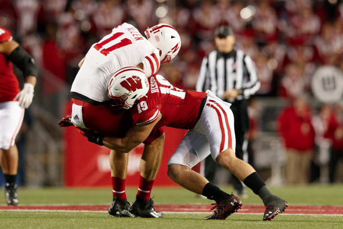 Wisconsin outside linebacker Nick Herbig bringing down a Nebraska tight end (Credit: Jeff Hanisch-USA TODAY Sports)