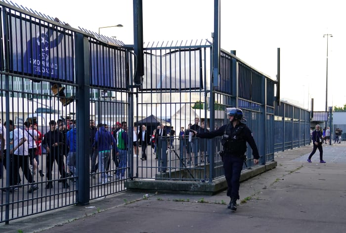 La police parisienne lance des gaz lacrymogènes ou du gaz poivré sur un groupe de supporters de Liverpool devant le Stade de France