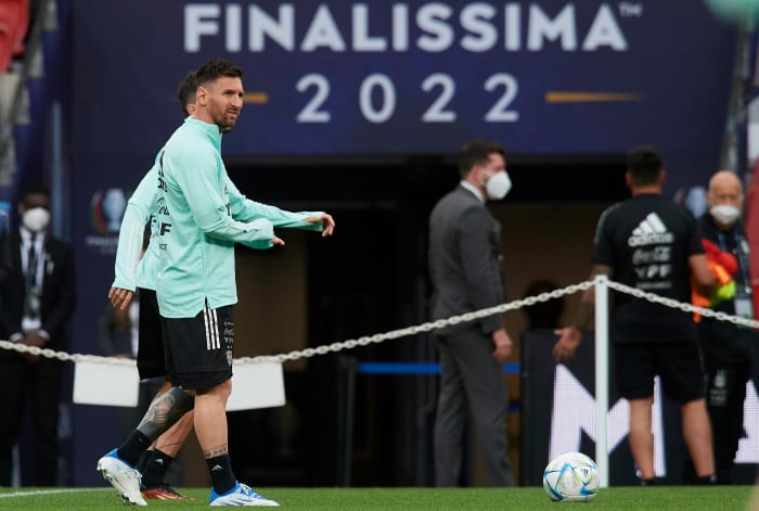 Lionel Messi calienta antes de la final de 2022 entre Argentina e Italia en Wembley