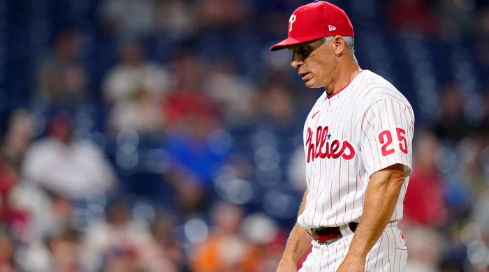 El martes 31 de mayo de 2022, Joe Girardi de Philadelphia Phyllis camina hacia el pato durante un juego de béisbol en Filadelfia.  Joe Girardi fue despedido por Philadelphia Phyllis el viernes 3 de junio de 2022, luego de un mal comienzo para su equipo, convirtiéndose en el primer gerente de Grandes Ligas en perder su trabajo esta temporada.  Filadelfia dijo que el entrenador de banca Rob Thompson será el mánager interino por el resto de la temporada.