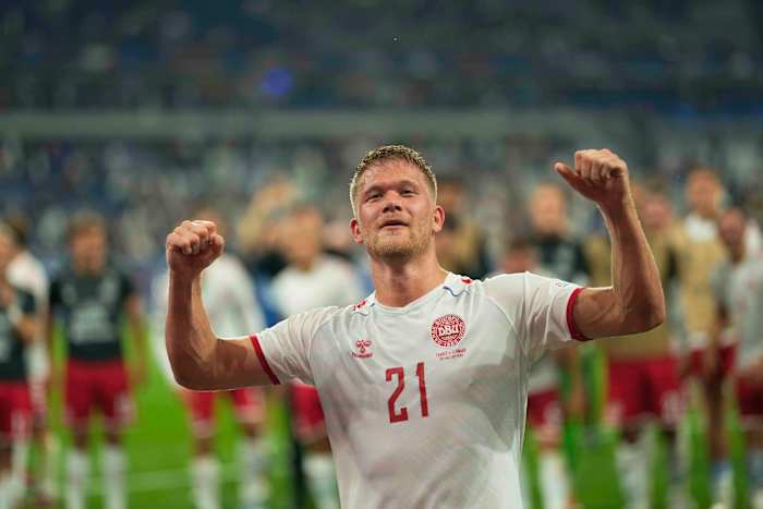 Andreas Cornelius a célébré après avoir marqué deux buts pour aider le Danemark à battre la France en UEFA Nations League en juin 2022