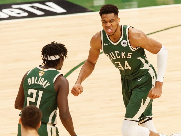 Penyerang Milwaukee Bucks Giannis Antoine Ounpo (34) terus membawa keranjang pada game ketiga Final NBA 2021 di Phisev Forum pada kuarter ketiga melawan Phoenix Suns.