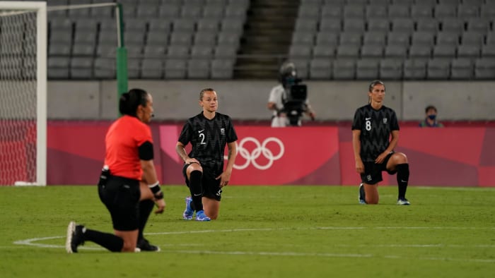 kneeling-athletes-tokyo-olympics