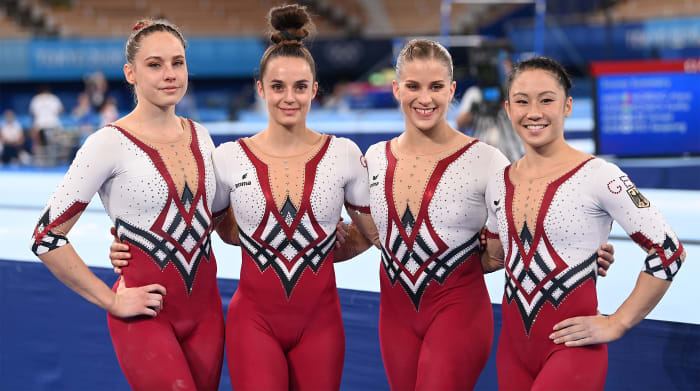 25. Juli 2021, Japan, Tokio: Gymnastik: Olympia, Vorrunde, Sprung, Frauen, Qualifikation im Ariake Gymnastics Center.  Die Deutschen Sarah Voss und Paulina Schäfer, Elisabeth Seitz und Kim Bui (lr) nach dem Wettkampf.