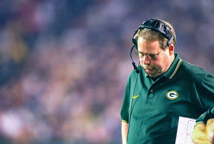 El entrenador en jefe Mike Holmgren parece abatido durante la derrota de los Packers en el Super Bowl XXXII ante Denver
