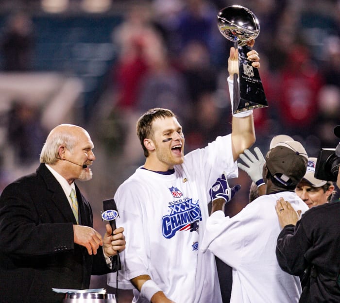 Tom Brady levanta el Trofeo Lombardi tras ganar el Super Bowl XXXIX, el segundo título consecutivo de Nueva Inglaterra