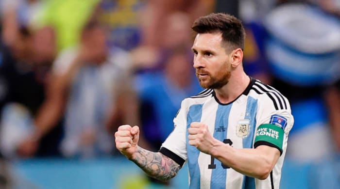 El delantero argentino Lionel Messi celebra tras anotar un gol contra México en la Copa del Mundo masculina 2022.