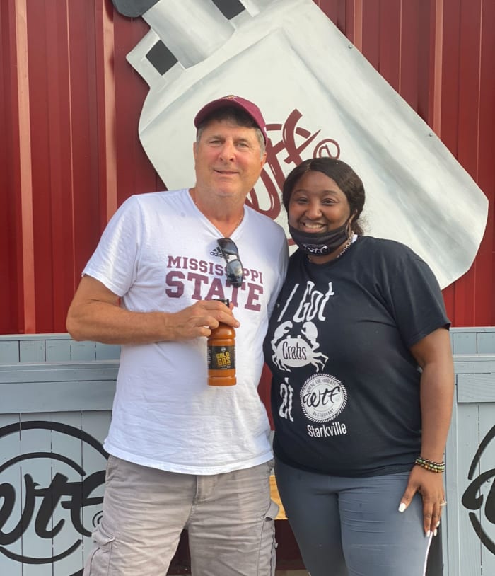 Mike Leach poses for a photo with Shan Suber and his favorite honey gold wing sauce