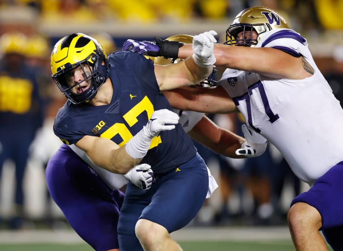 Después de una temporada de 14 capturas para Michigan, Hutchinson terminó segundo en la votación del Trofeo Heisman en 2021.