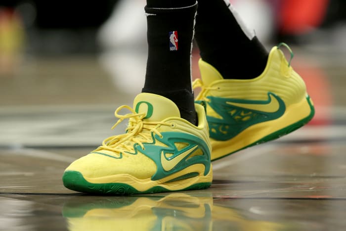 Kevin Durant Debuts Nike KD 15 'Oregon Ducks' - Sports Illustrated ...