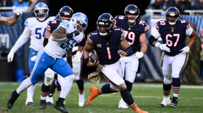 Bears QB Justin Fields runs against the Lions.