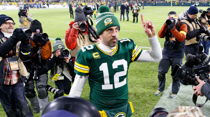 Aaron Rodgers walks off the field after Packers win 4th straight