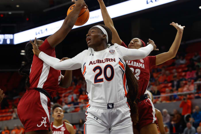 Oyindamola Akinbolawa (20) vs. Alabama, Jan. 8, 2023