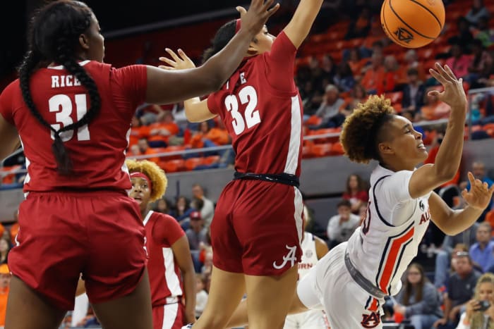 Sydney Shaw (10) vs. Alabama on January 8, 2023