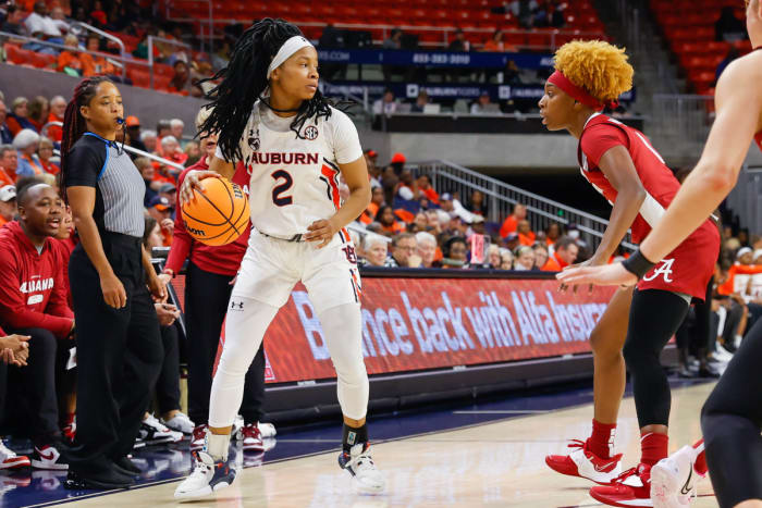 Sania Wells (2) vs. Alabama on Jan. 8, 2023