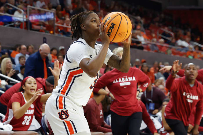 Jakaira Johnson (3) vs. Alabama on Jan. 8, 2023