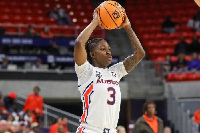 Jakaira Johnson (3) vs. Alabama on Jan. 8, 2023