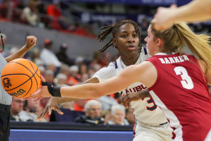 Jakaira Johnson (3) vs. Alabama on Jan. 8, 2023