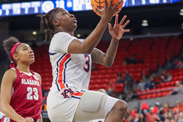 Jakaira Johnson (3) vs. Alabama on Jan. 8, 2023