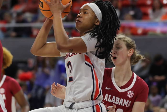 Sania Wells (2) vs. Alabama on Jan. 8, 2023