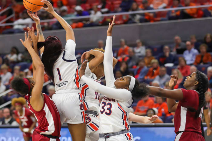 Maia Platcher (1) and Carissa Richardson (33) against Alabama on January 8, 2023