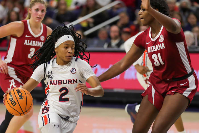 Sania Wells (2) vs. Alabama on Jan. 8, 2023