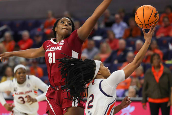 Sania Wells (2) vs. Alabama on Jan. 8, 2023