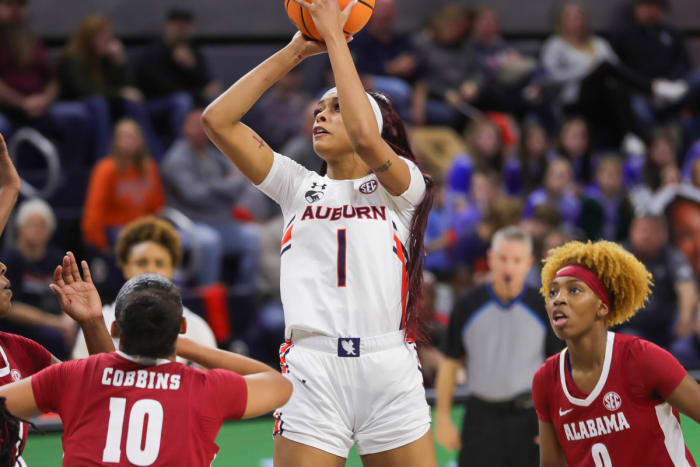 Maia Platcher (1) vs. Alabama on Jan. 8, 2023