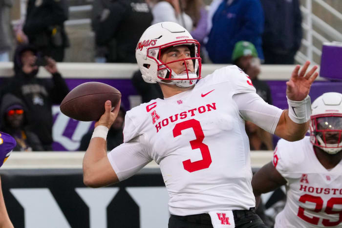 North Carolina, USA. Houston Cougars quarterback Clayton Tune (3) throws the ball against the Carolina Pirates of the East in the second half at Dowdy Fickren's stadium.