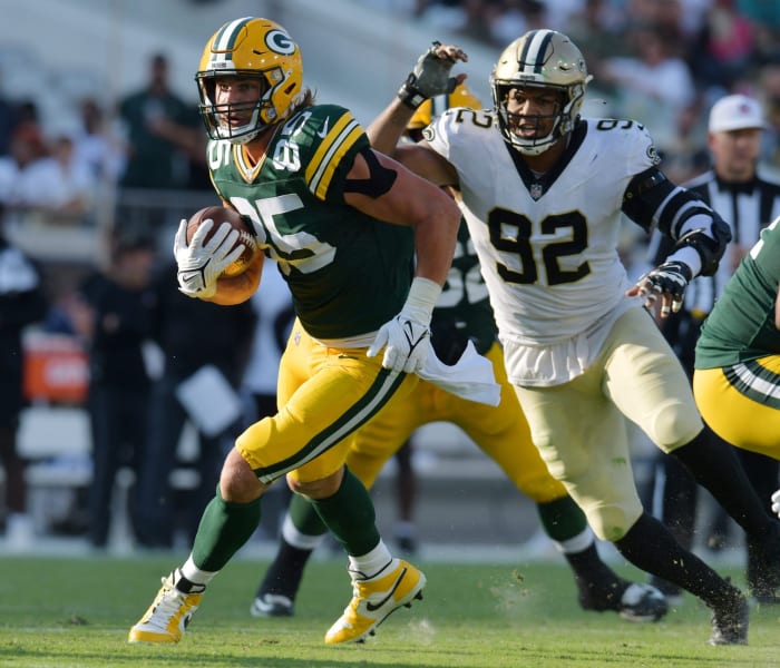 September 21, 2021. Green Bay Packers tight end Robert Toyan, 85, is trailing New Orleans Saints defensive end Marcus Davenport, 92. 