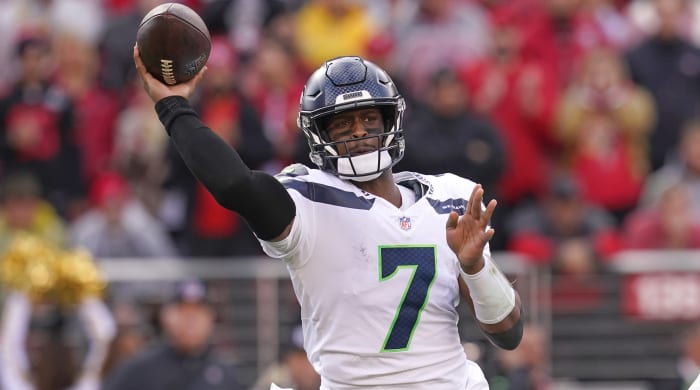 El mariscal de campo de los Seahawks, Geno Smith, lanza contra los 49ers.