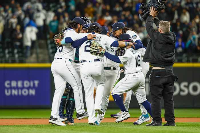 WATCH: Mariners Bring Back Victory Dance - Fastball